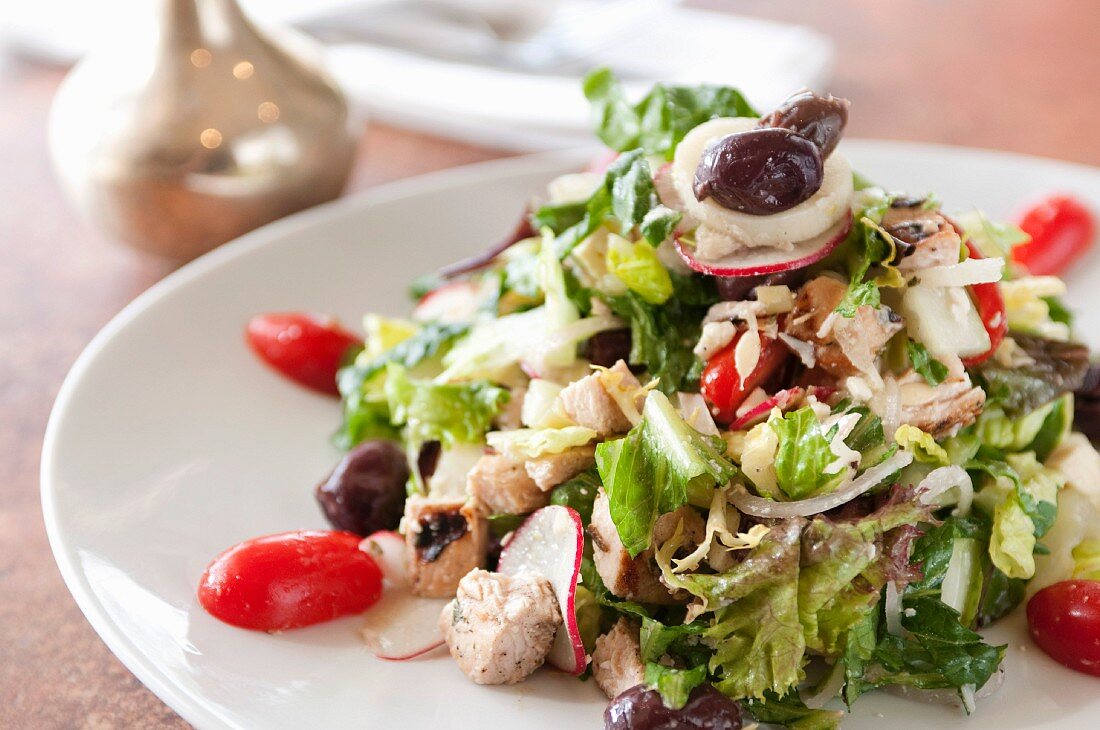 Gehackter Salat mit Hähnchen, Oliven und Tomaten