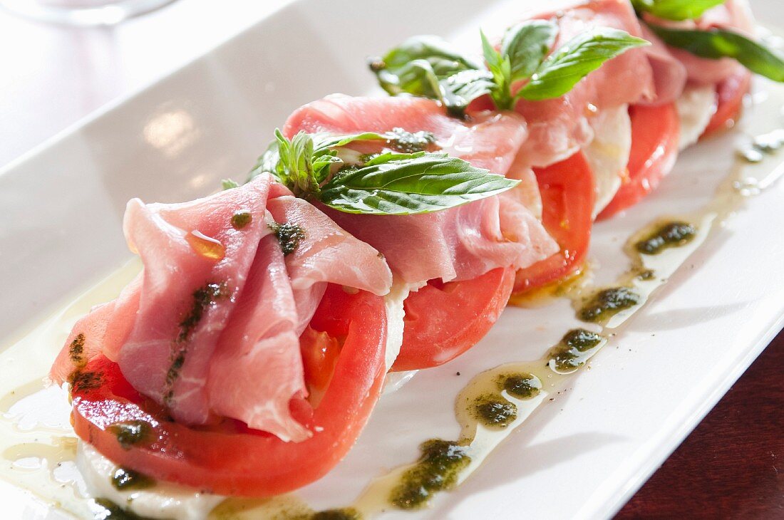 Caprese-Salat mit Prosciutto und Kräutersauce
