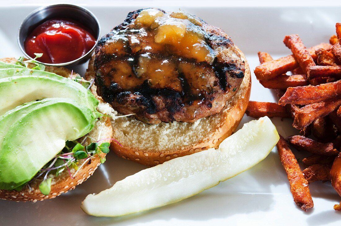 Gegrillter Putenburger mit Mangochutney, Avocado und Sprossen, Pommes frites