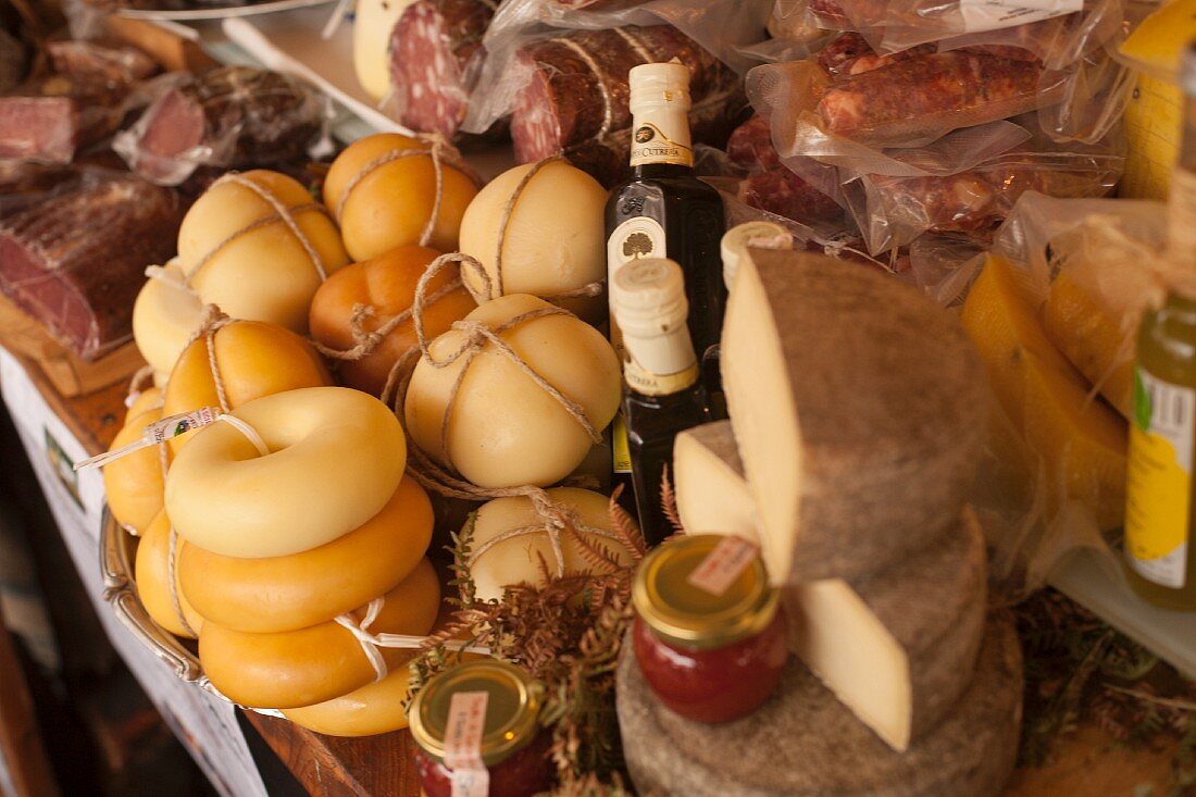 Käse- und Wurststand auf einem Markt in Sizilien