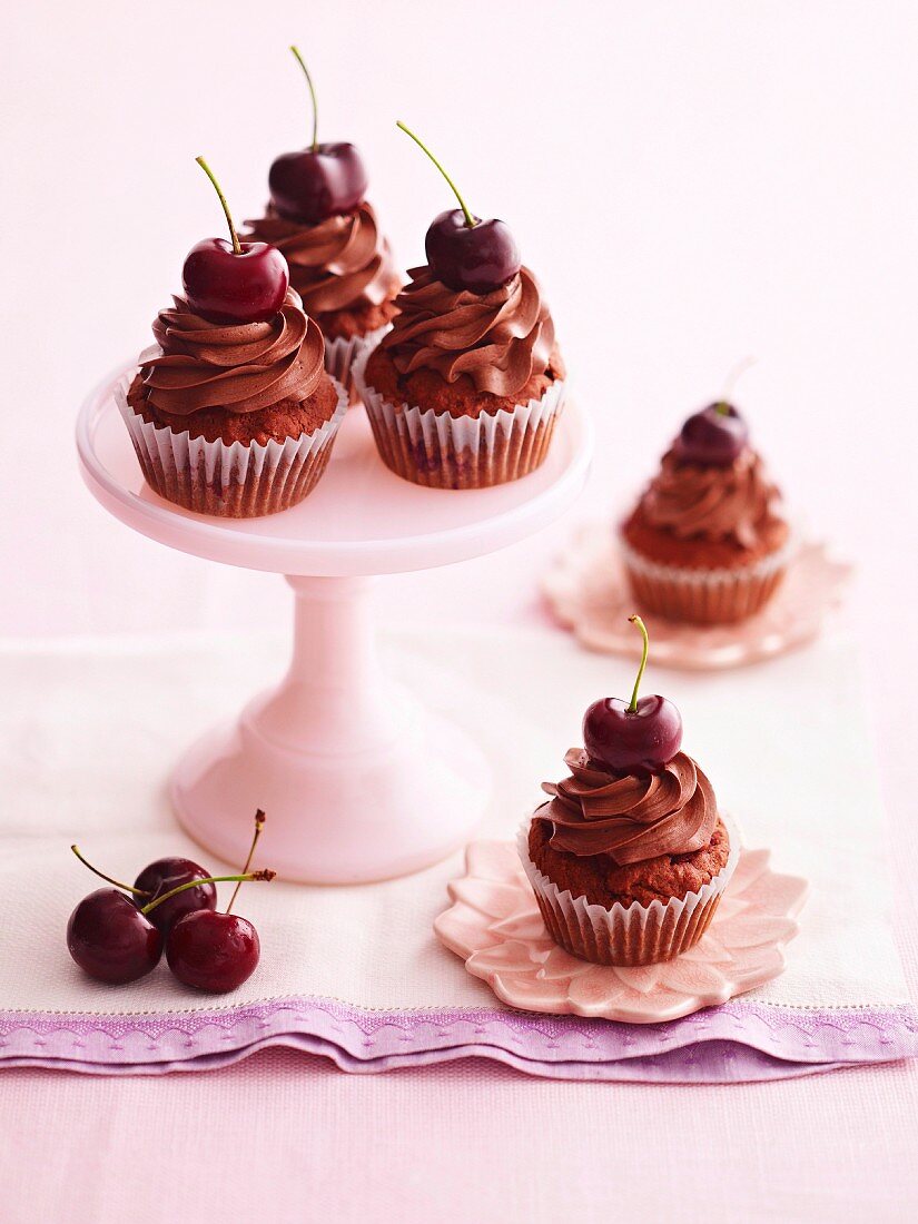 Schokoladen-Kirsch-Cupcakes