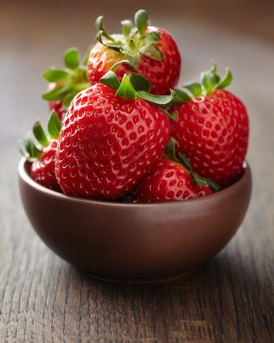 Frische Erdbeeren in brauner Keramikschale