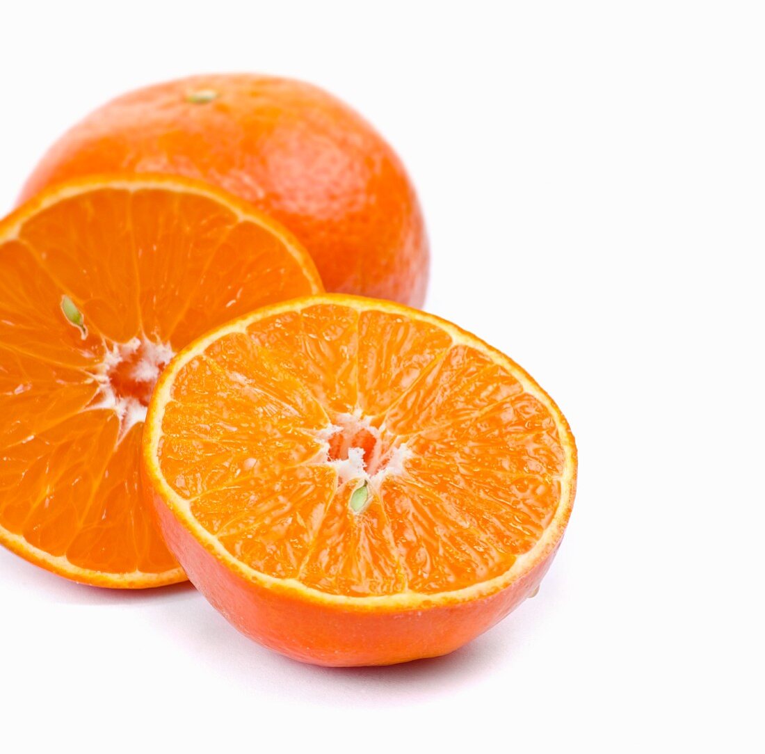 Mandarinen, ganz und halbiert