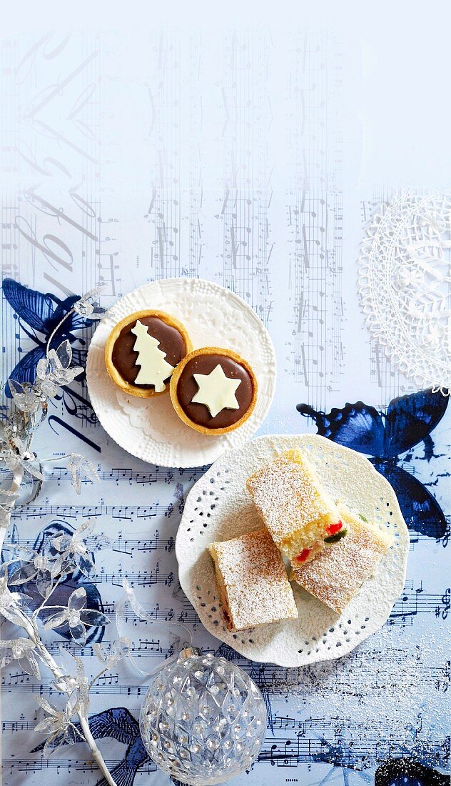 Schokoladentarteletts & Rührteigkuchen mit kandierten Kirschen