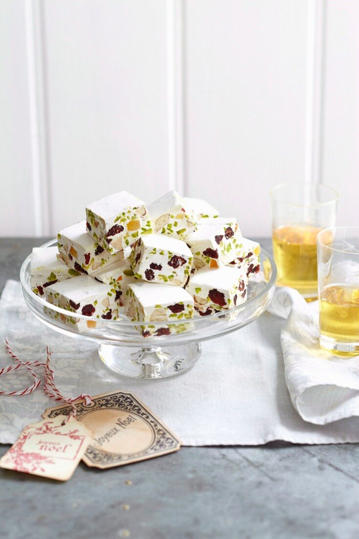 Selbstgemachter Nougat mit Cranberries, Pistazien und Mandeln