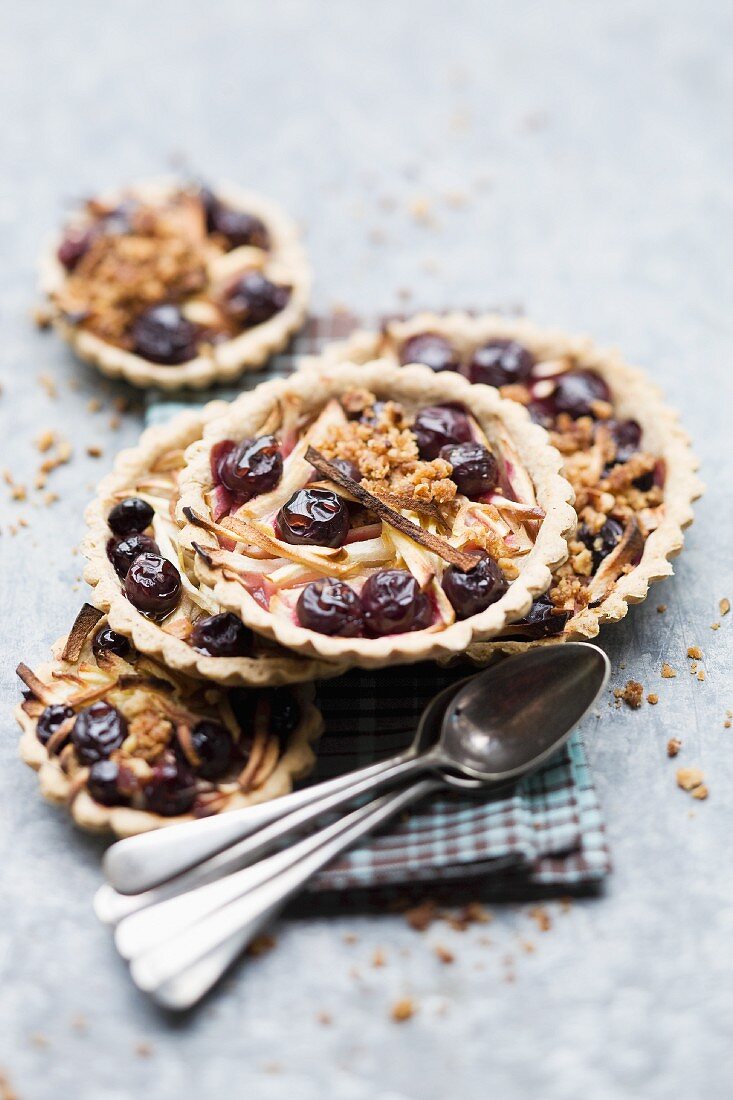 Raisin tartlets with apples and pecan nuts