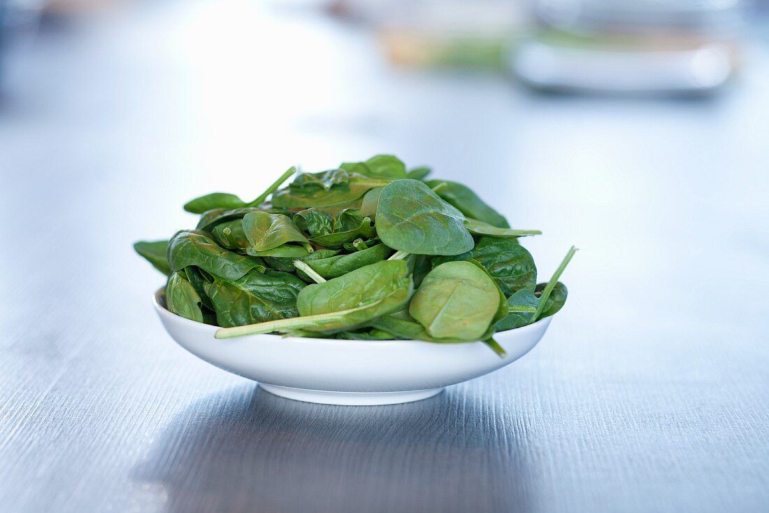 Fresh spinach leaves in a bowl