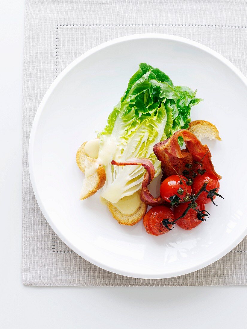 BLT-Salat mit Weißbrot