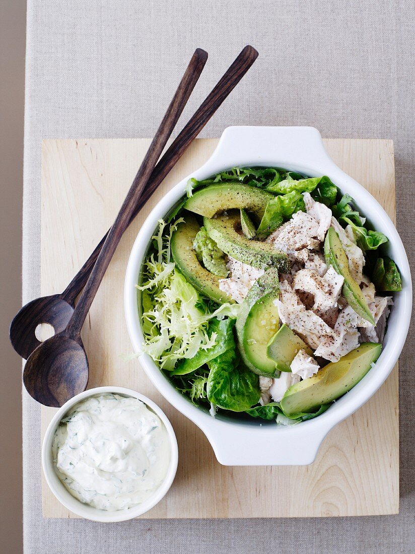 Blattsalat mit Avocado und Hähnchen