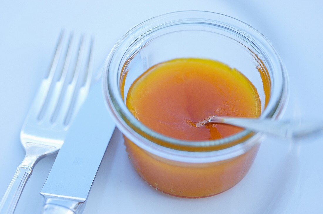 Aprikosenmarmelade im Glas mit Löffel