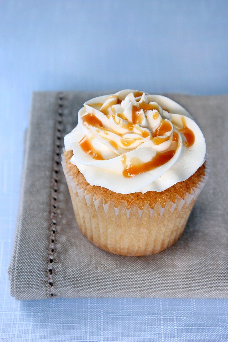 Vanille-Cupcake mit gesalzener Karamellsauce