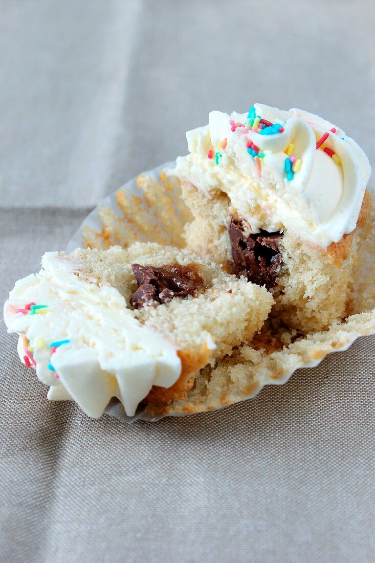 Vanille-Cupcake mit Schoko-Karamell-Füllung