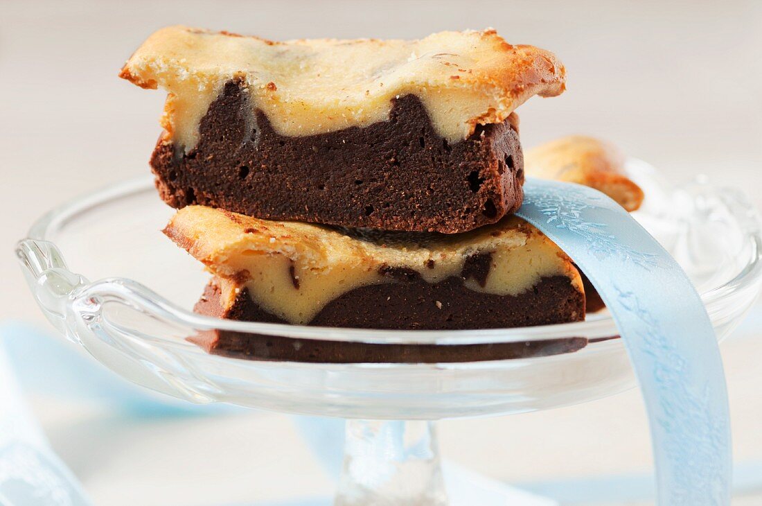 Brownies mit Schleife auf Kuchenständer