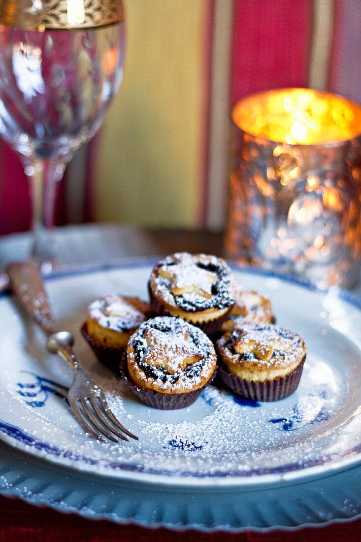 Mince pies dusted with icing sugar