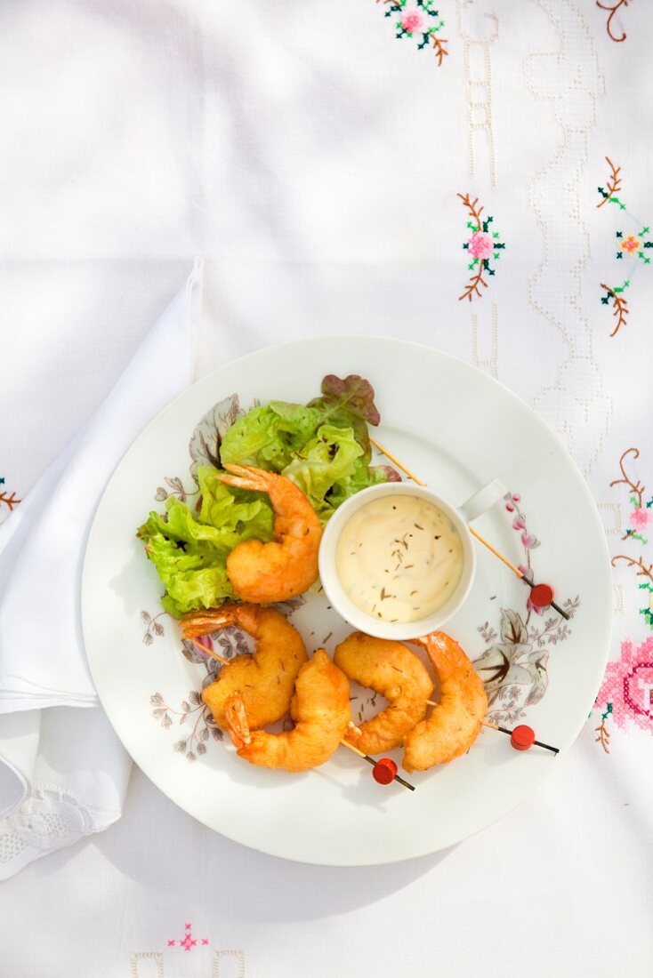 Panierte Garnelen auf Spiesschen mit Dip und Salat