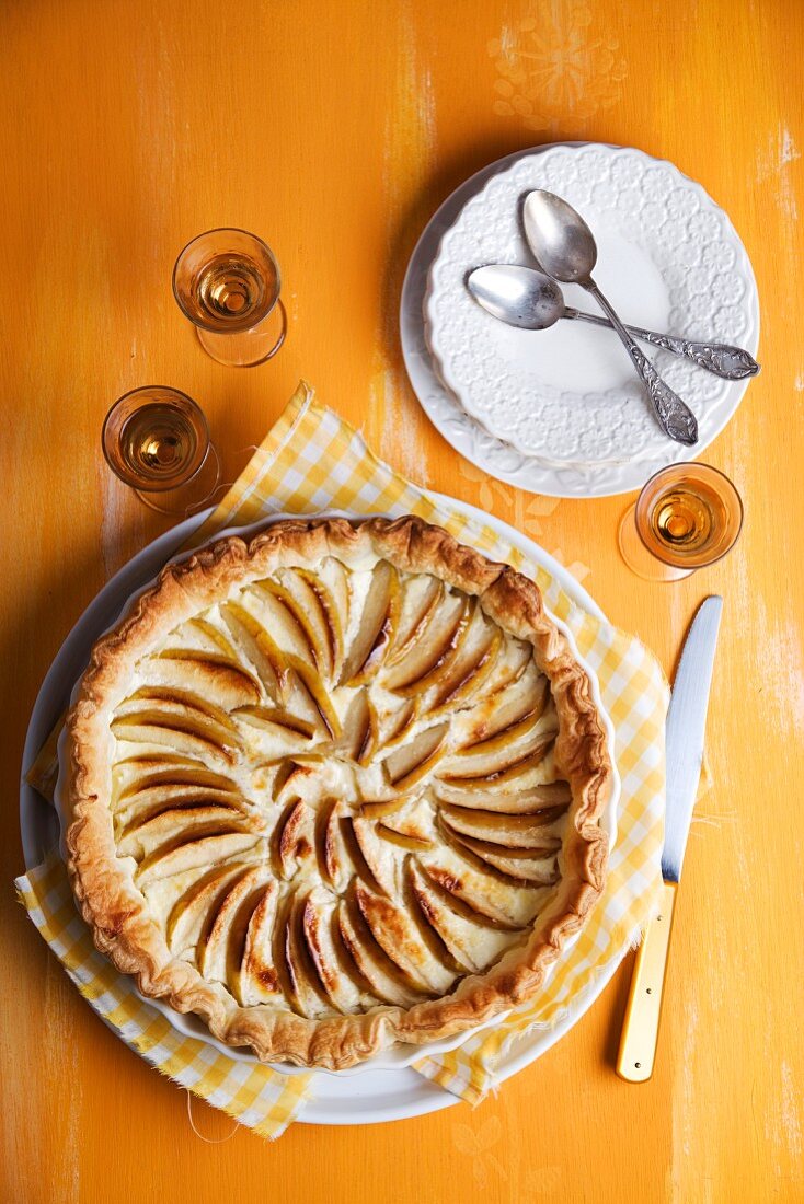 Puff pastry tart with apple