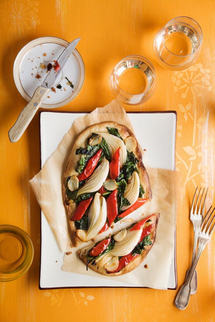 Gemüsepizza mit Fenchel, Paprika und Spinat