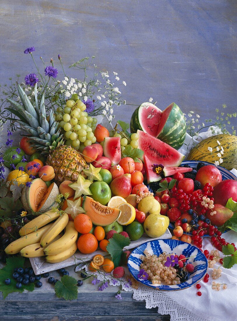 Verschiedene Obstsorten auf einem Tisch