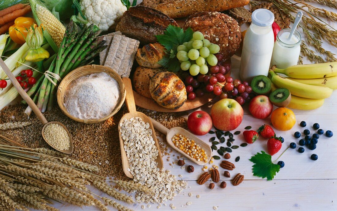 Stillleben mit Getreide, Brot, Gemüse, Obst, Nüssen und Milch
