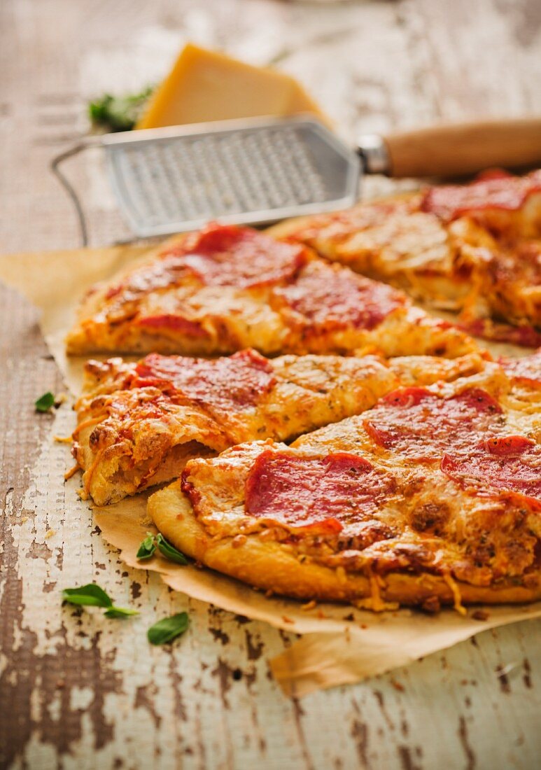 Salamipizza mit Peperoni