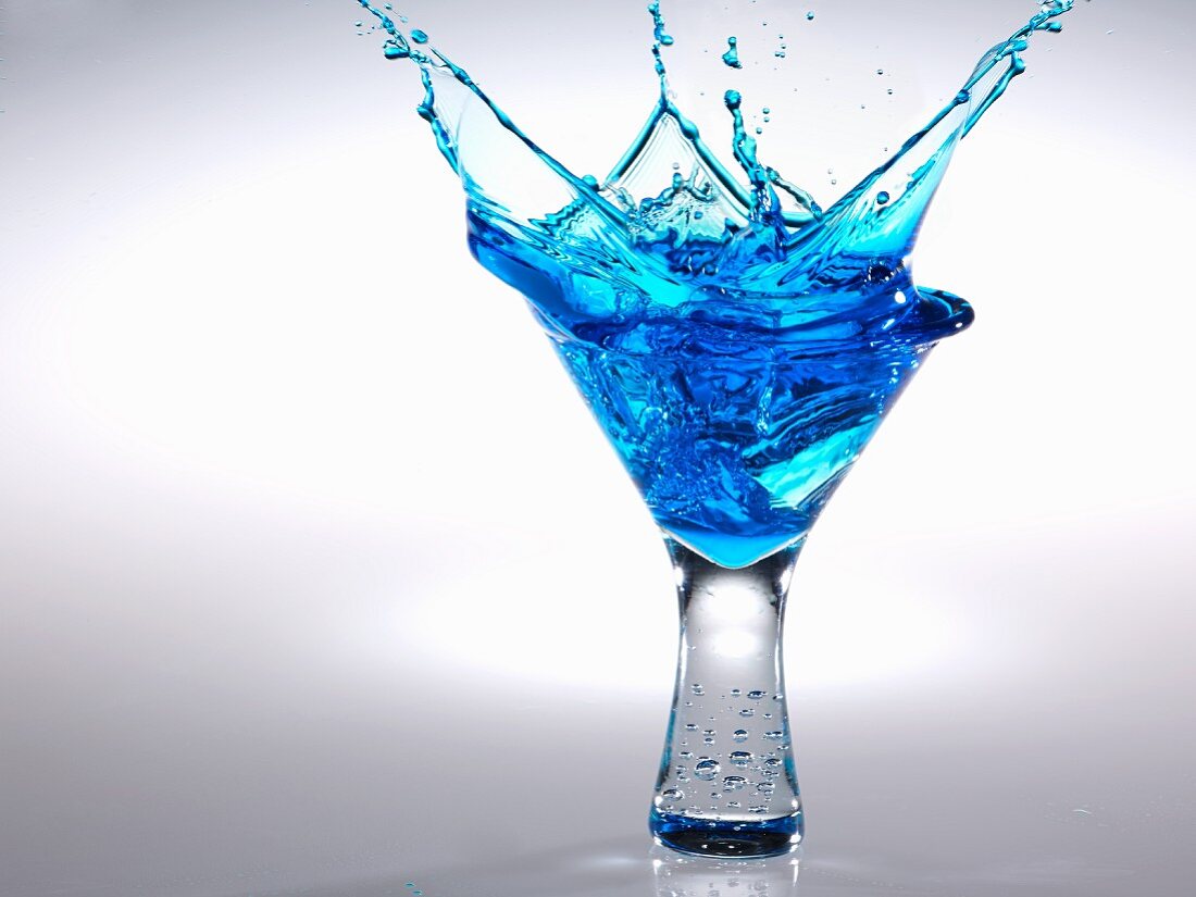 Blue Martini spritzt aus dem Glas