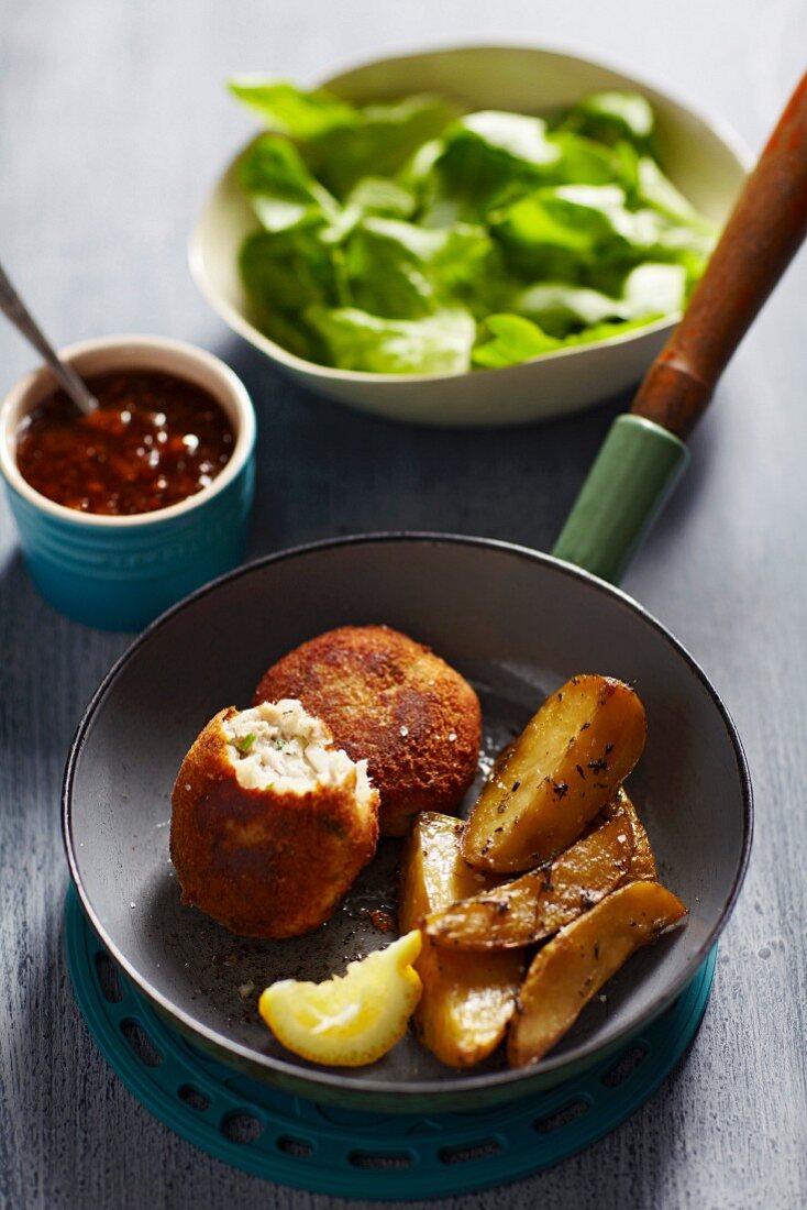 Fish cakes with potato wedges