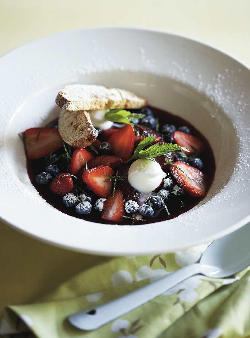 Rotwein-Pfirsich-Suppe mit Beeren