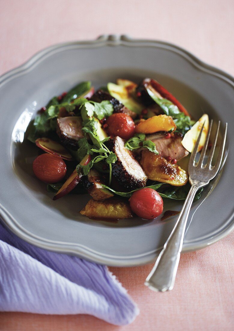 Salat mit gebratener Entenbrust und Pfirsich