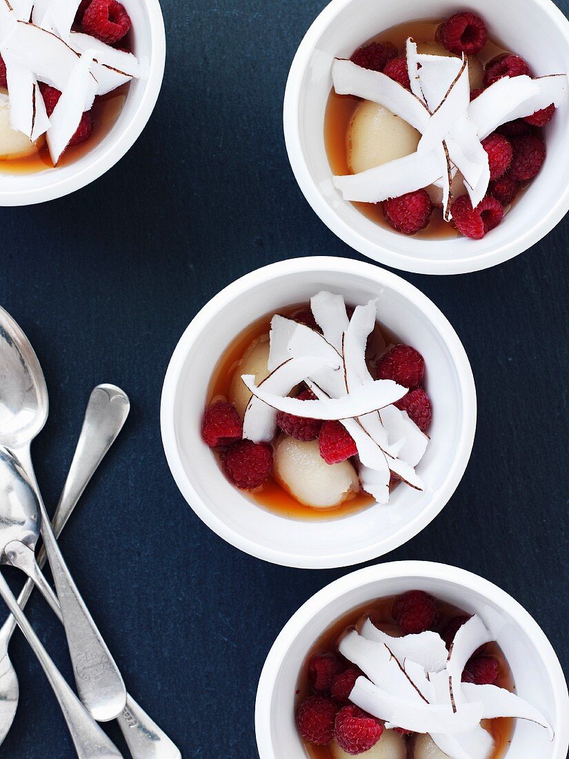 Obstsalat mit Kokosnuss in Ingwerwein