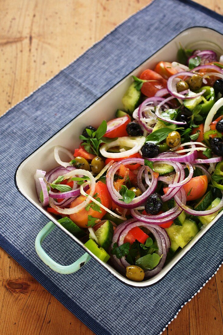 Mediterraner Gemüsesalat mit Tomaten, Gurken, Oliven und Zwiebeln