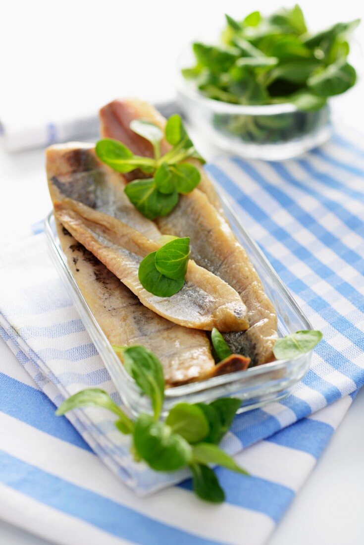 Smoked herring fillets with lamb's lettuce