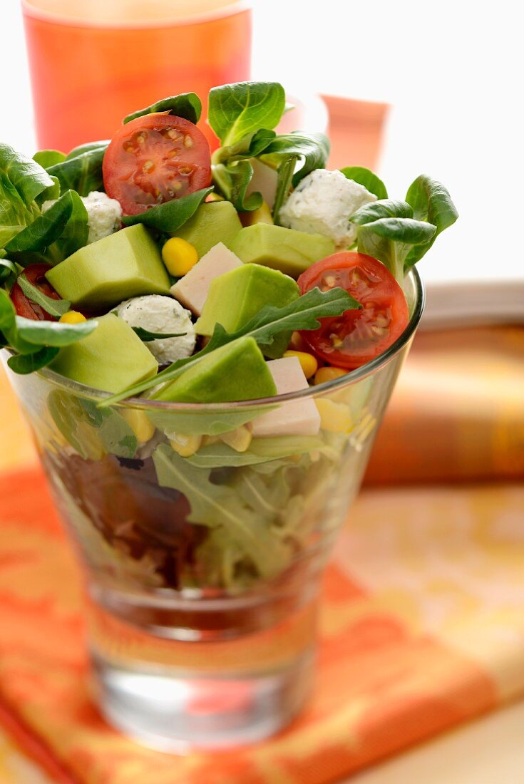 Avocadosalat mit Hähnchen, Käse, Tomaten, Rucola und Feldsalat