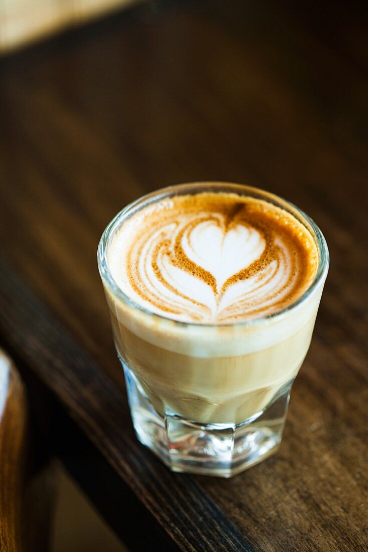 Caffe Latte mit Herzmuster im Milchschaum
