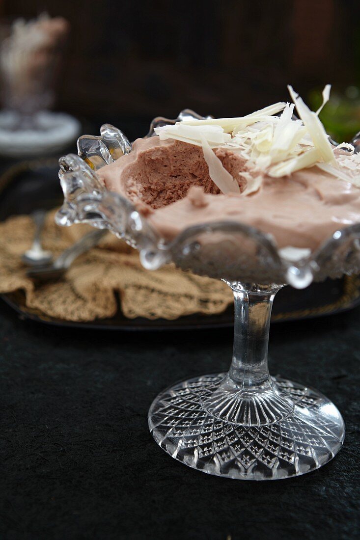 Punch-flavoured creamy dessert with white chocolate shavings