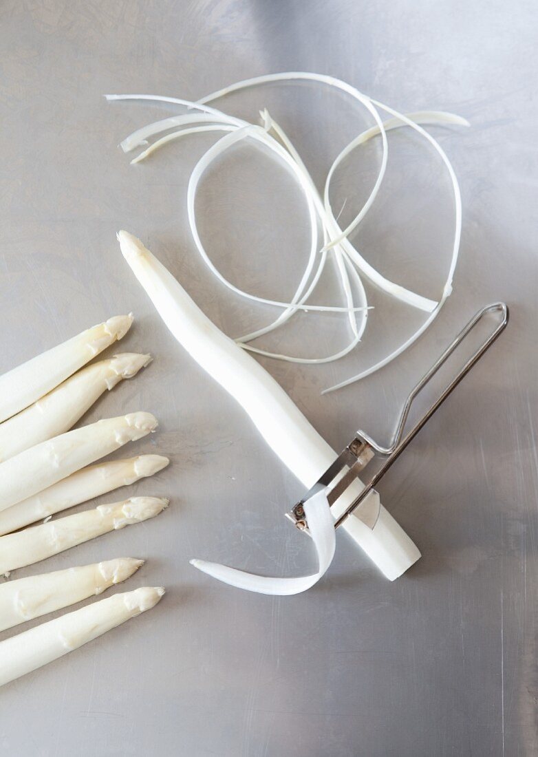 Peeling white asparagus