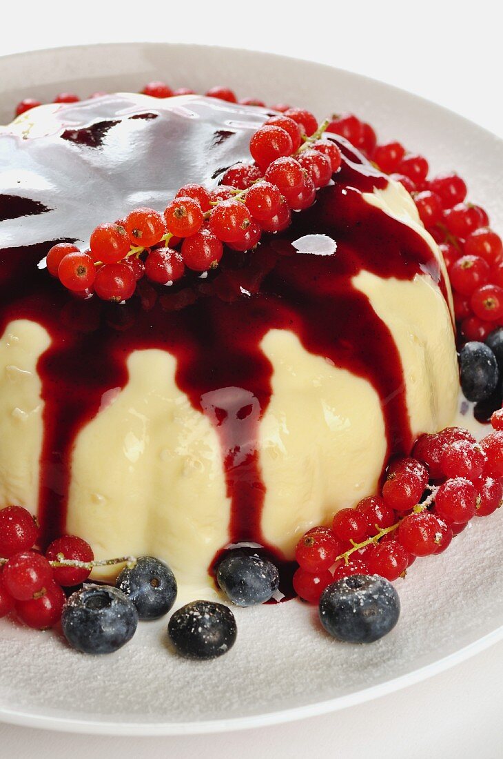 Mandel-Vanille-Pudding mit roten Johannisbeeren