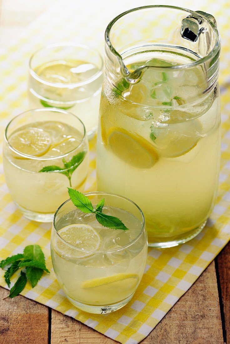 Hausgemachte Limonade mit Zitronenscheiben und Minzeblättchen