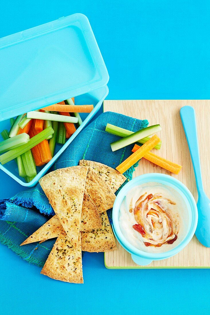 Pausensnack mit Rohkost, Dip & Fladenbrot