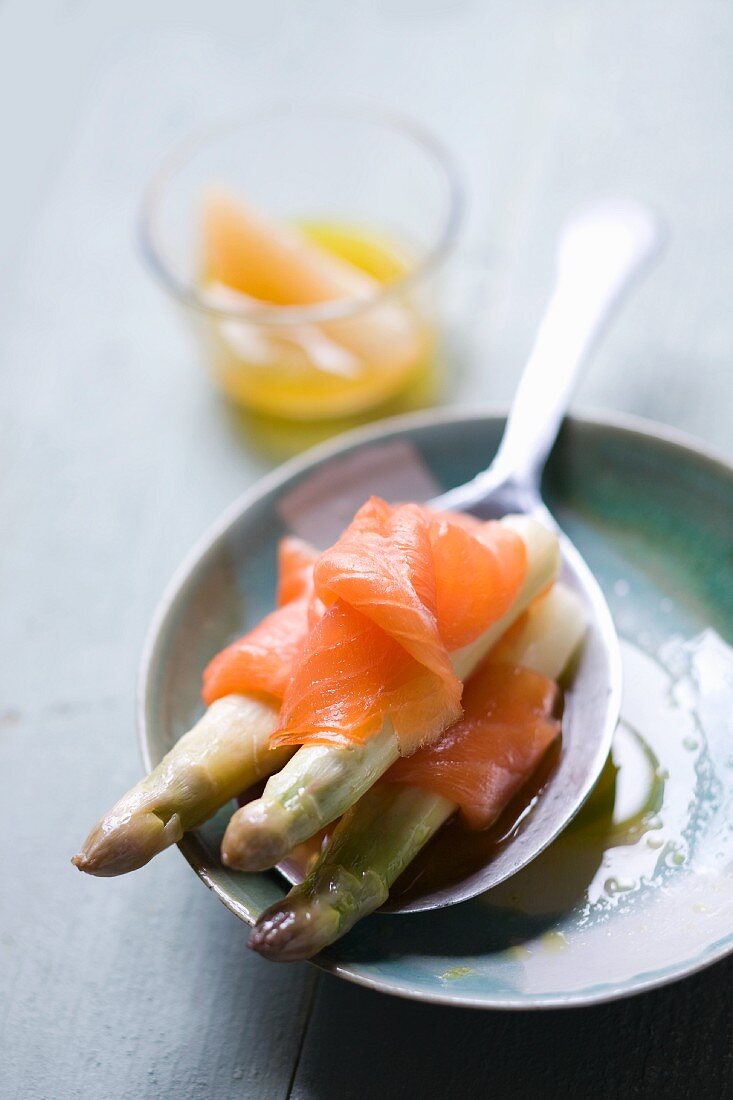 White asparagus with smoked salmon