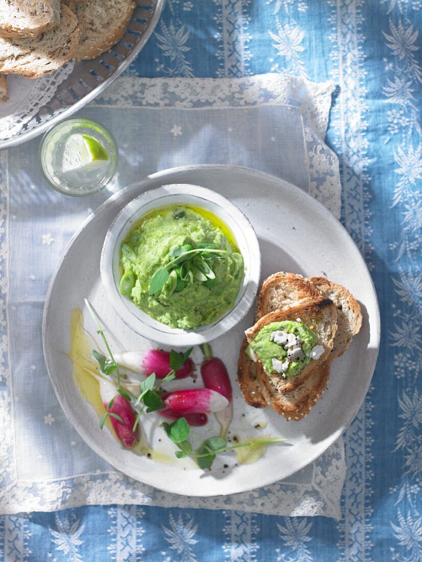 Erbsen-Hummus mit Radieschen und Röstbrot (Draufsicht)