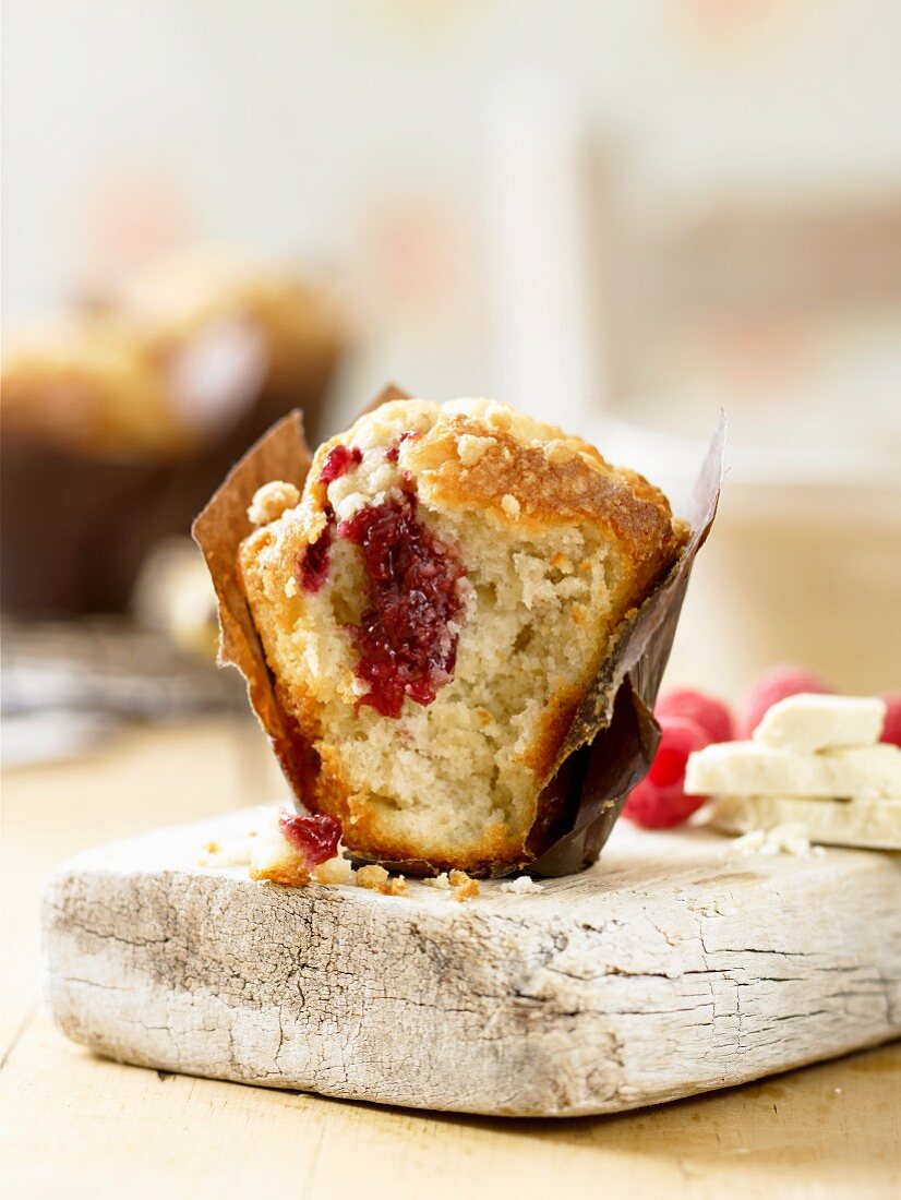 Schokoladen-Himbeer-Muffin, angeschnitten