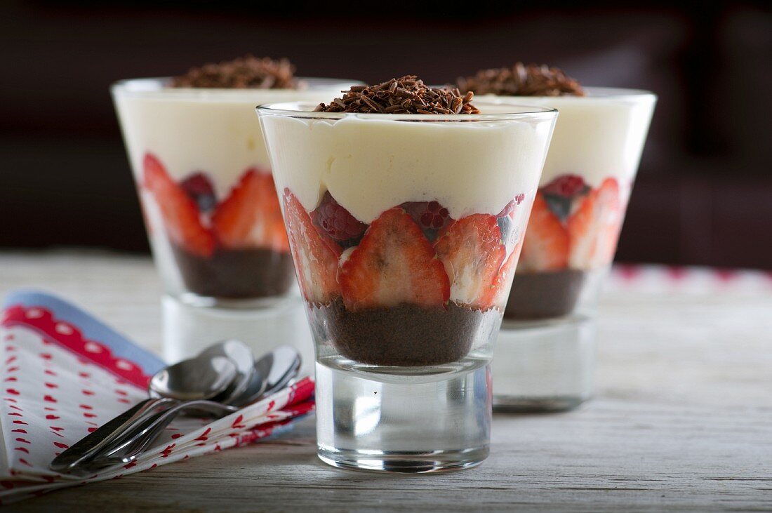 Beeren-Trifles mit Schokolade