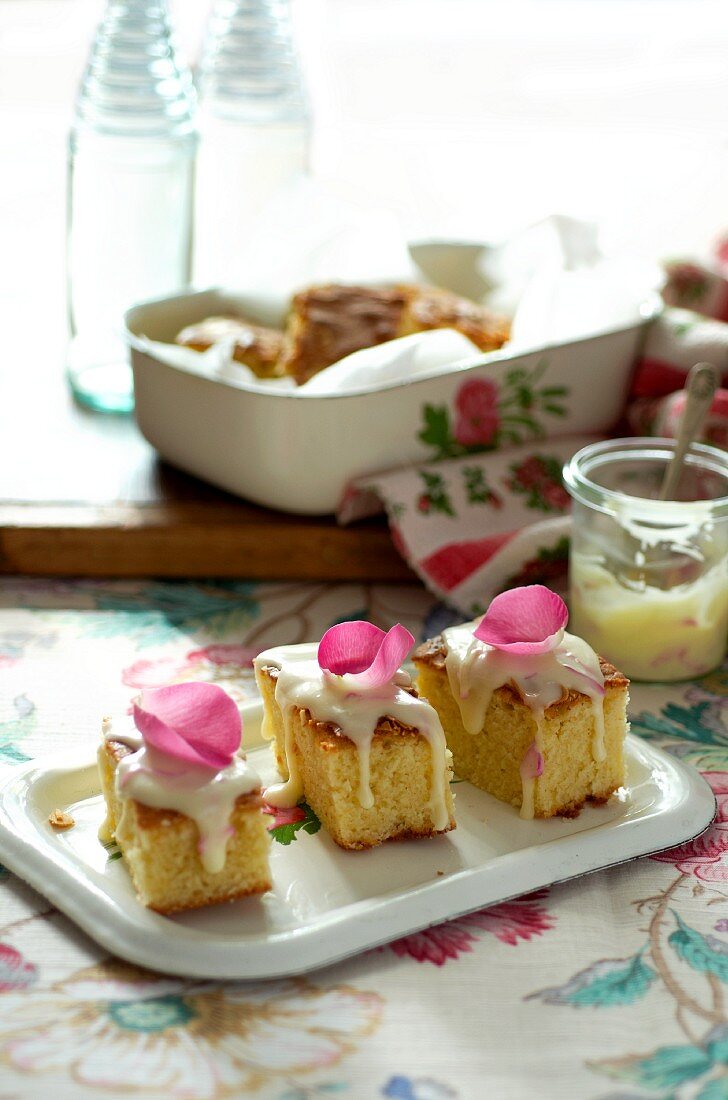 Mandelkuchen mit Rosenblüten und Zuckerguss