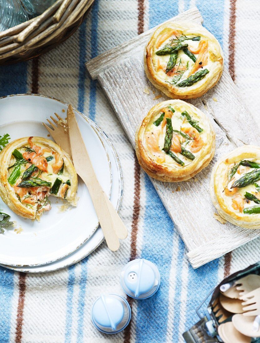 Puff pastry tartlets with salmon and green asparagus