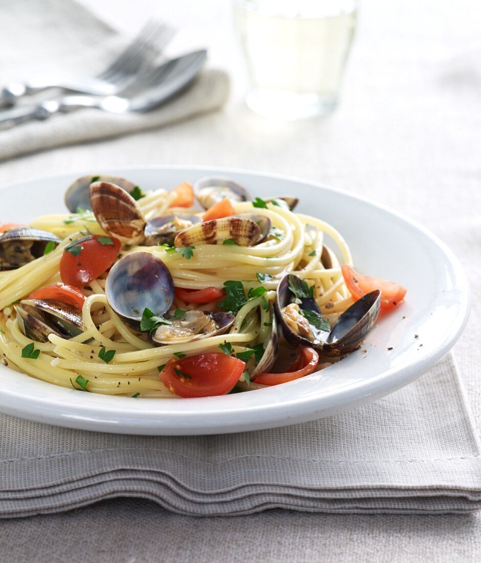 Spaghetti vongole with tomatoes