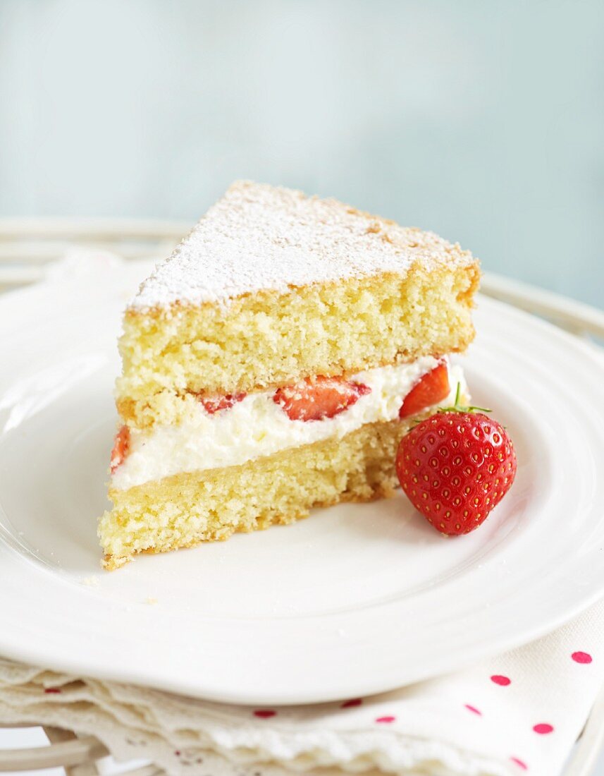 Ein Stück Biskuitkuchen mit Erdbeeren