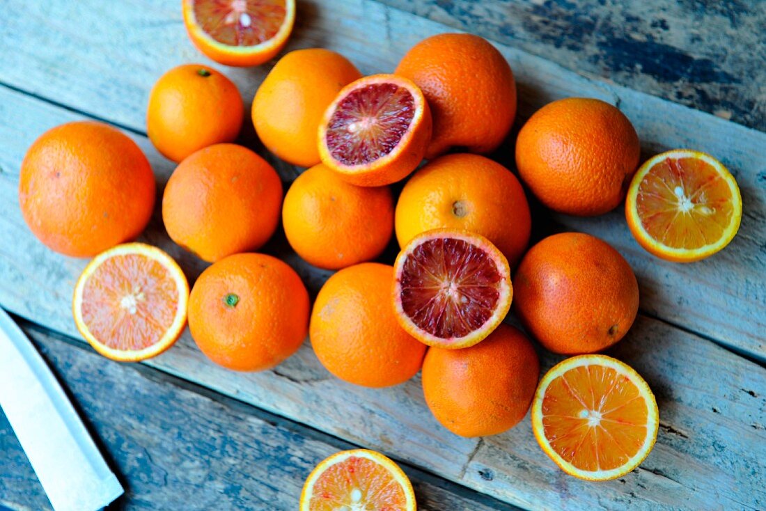 Stillleben mit ganzen und halbierten Orangen