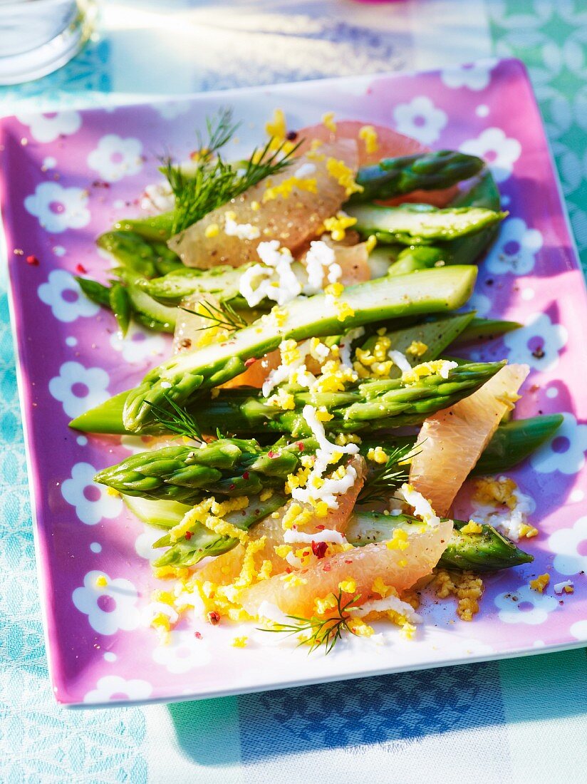Green asparagus with grapefruit and chopped egg