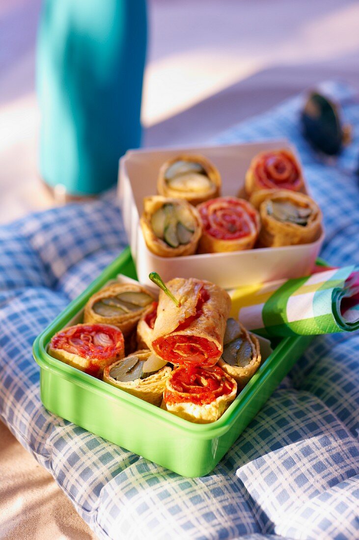 Pfannkuchenröllchen mit Tomaten und Zucchini zum Picknick