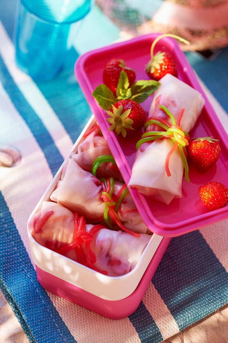Reispapierröllchen mit Erdbeeren zum Picknick